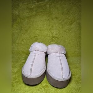 Cozy Women's Cream Fur-Lined Slippers